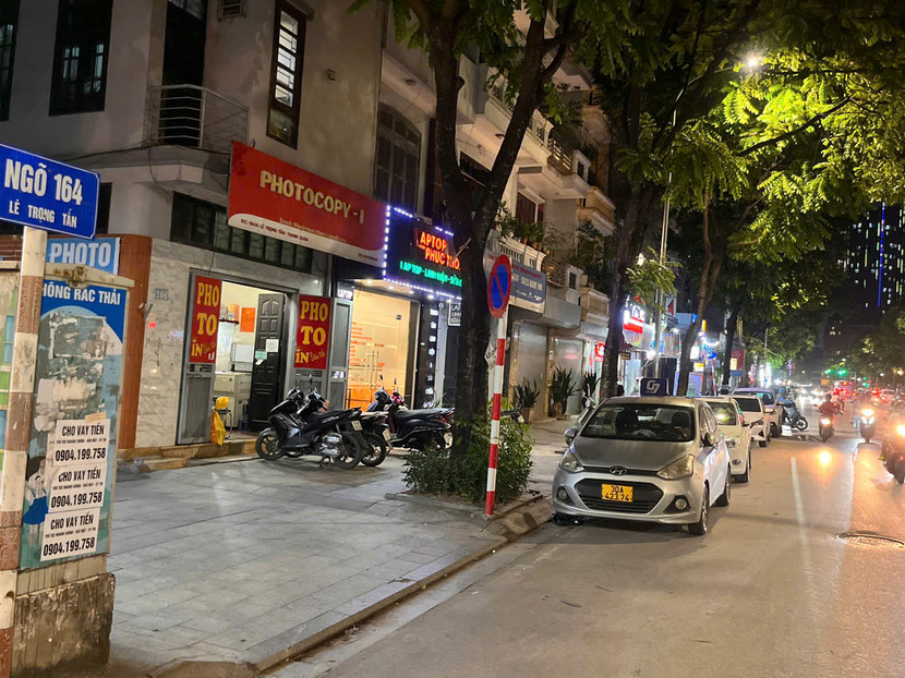 Thậm chí, biển cấm đỗ như vô hình tại ngõ 164 Lê Trọng Tấn