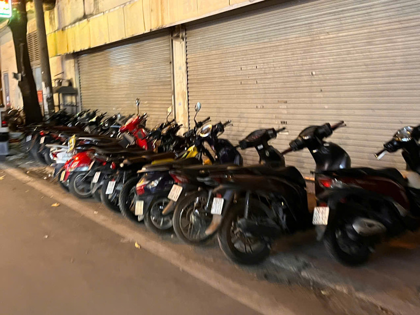 Những chiếc xe máy được dựng, đỗ lấn chiếm toàn bộ vỉa hè