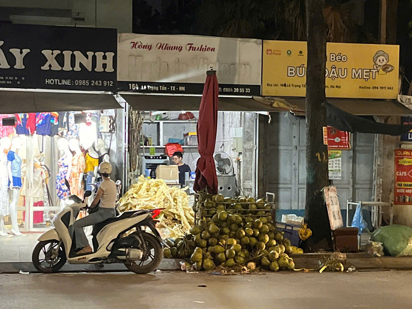 Từ quầy dừa đến bã mía bày một cách vô tổ chức, lấn chiếm vỉa hè, gây ô nhiễm môi trường