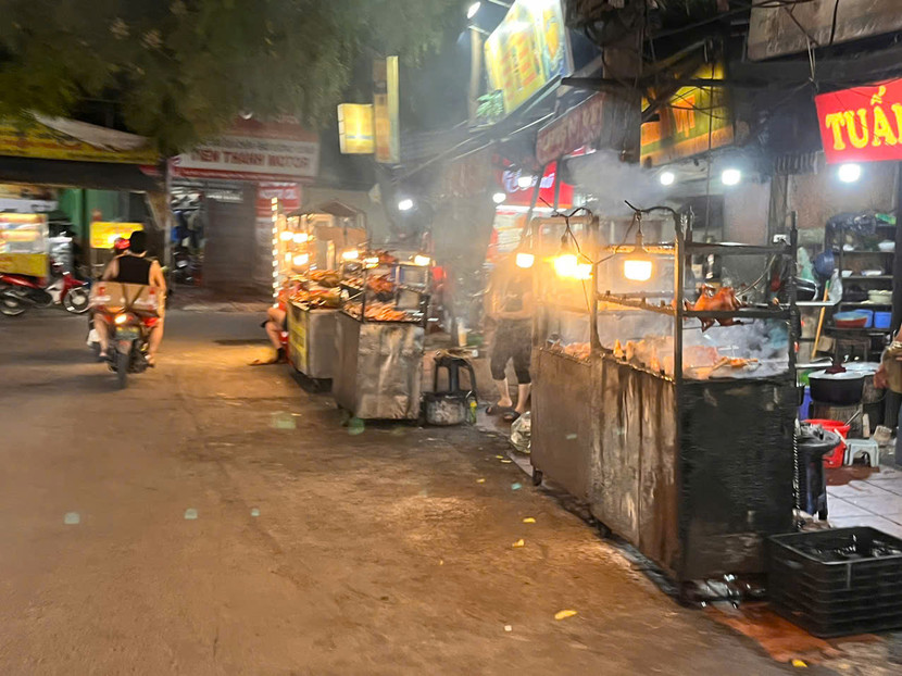 Những hàng quán la liệt, tràn xuống lòng đường để bày bán