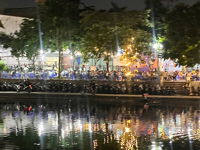 Bãi xe lấn chiếm tại hồ Rùa