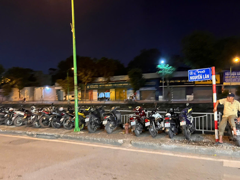 Vỉa hè phố Nguyễn Lân được tận dụng để sử dụng là bãi trông giữ xe cho quán bia