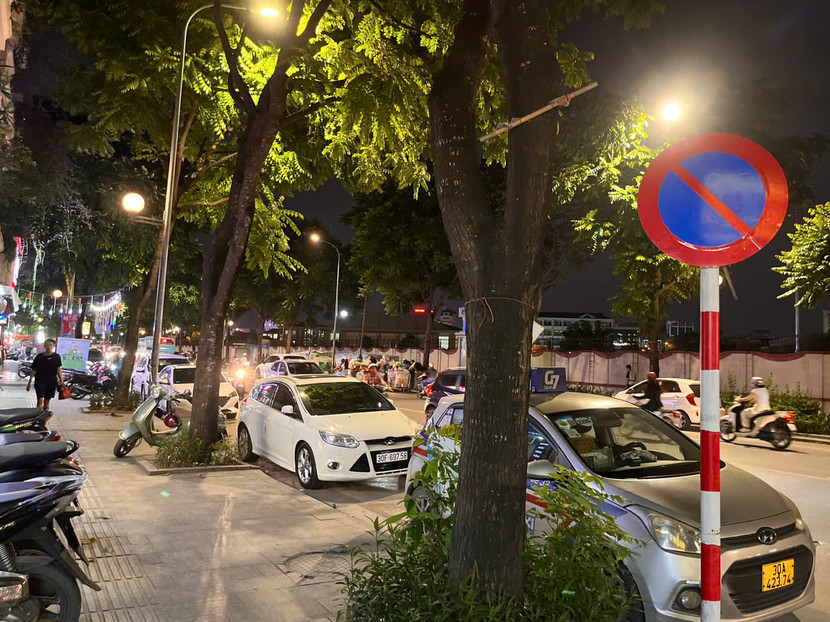 Những vi phạm về trật tự đô thị khiến địa bàn phường Phương Liệt trông "nhếch nhác", lộn xộn