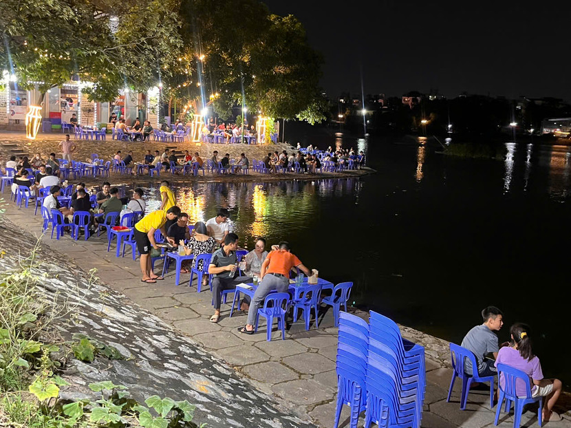 Quán bia Hà Nội Xanh bố trí bàn ghế cho khách ngồi ngay tại lối đi dạo quanh hồ Rùa