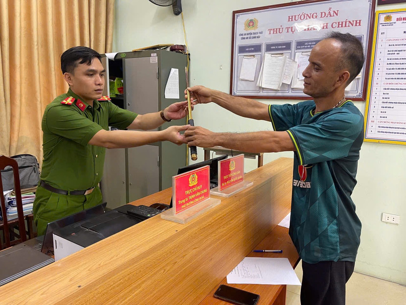 CAH Thạch Thất vận động nhân dân giao nộp các vũ khí, vật liệu nổ và công cụ hỗ trợ