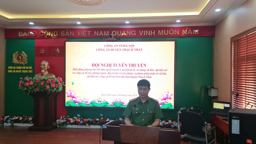 Trung tá Nguyễn Quang Duyên, Đội trưởng Đội Cảnh sát Quản lý hành chính về trật tự xã hội, Công an huyện Thạch Thất phát biểu tại hội nghị phát động phong trào thi đua