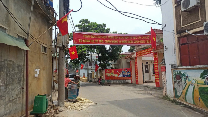 Các băng rôn, khẩu hiệu được treo tại các đường làng, ngõ xóm