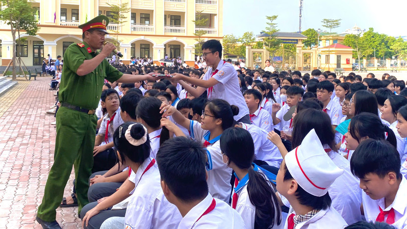 Tuyên truyền cho học sinh trên địa bàn về Luật Quản lý, sử dụng vũ khí, vật liệu nổ và công cụ hỗ trợ