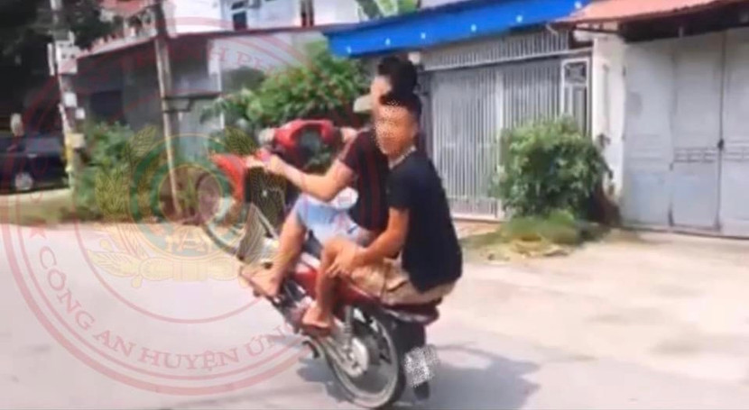 Xử phạt 2 nam thanh niên ‘bốc đầu’ xe máy ảnh 1