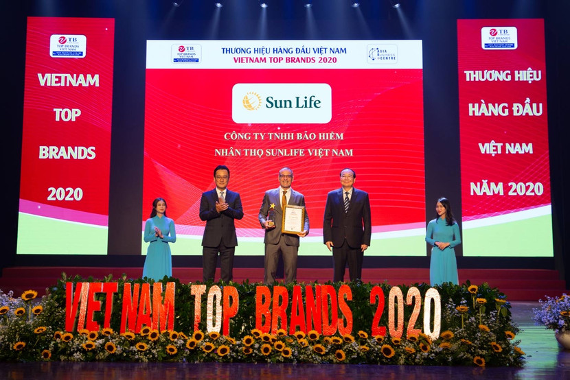 Ông Larry Madge Tổng giám đốc Sun Life Việt Nam (đứng giữa) nhận danh hiệu Top 10 Thương hiệu hàng đầu Việt Nam Ông Larry Madge Tổng giám đốc Sun Life Việt Nam (đứng giữa) nhận danh hiệu Top 10 Thương hiệu hàng đầu Việt Nam