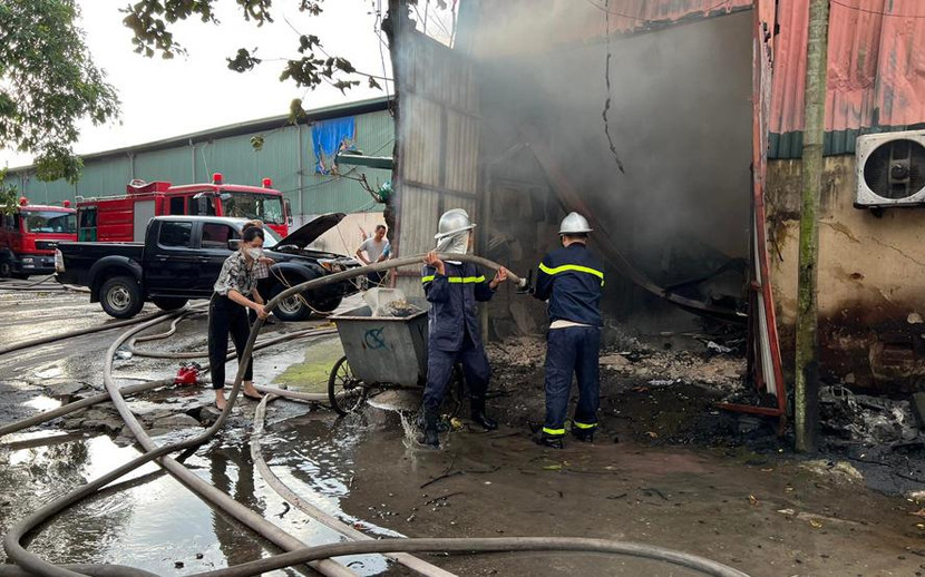 Lực lượng cứu hỏa dập tắt đám cháy ở quận Long Biên