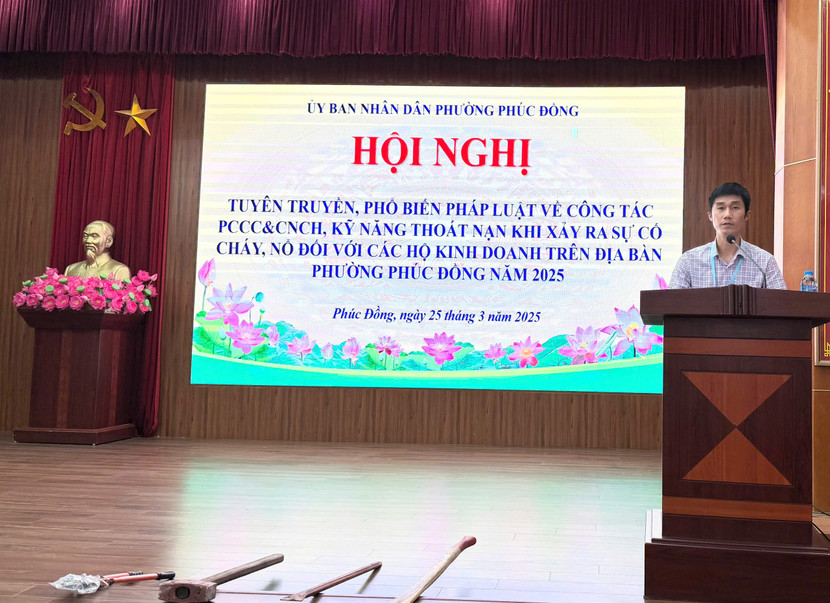 Đồng chí Hồ Việt Phúc, Phó Chủ tịch UBND phường Phúc Đồng phát biểu tại hội nghị