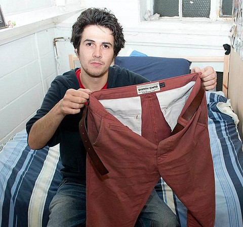 Thorne còn được vị khách không mời mà đến "đổi" cho một chiếc quần màu đỏ