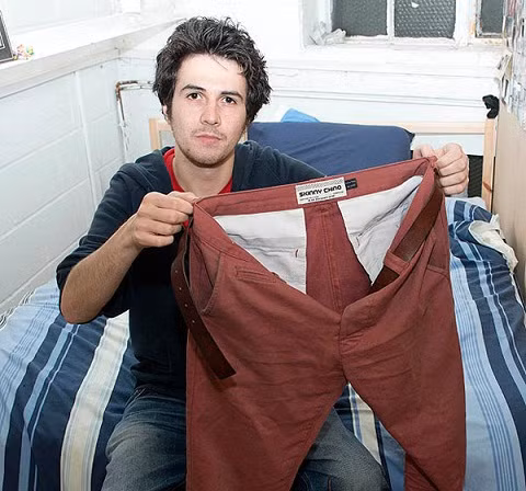 Thorne còn được vị khách không mời mà đến "đổi" cho một chiếc quần màu đỏ