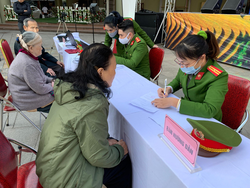 Căn cước công dân gắn chíp giúp người dân giảm các giấy tờ