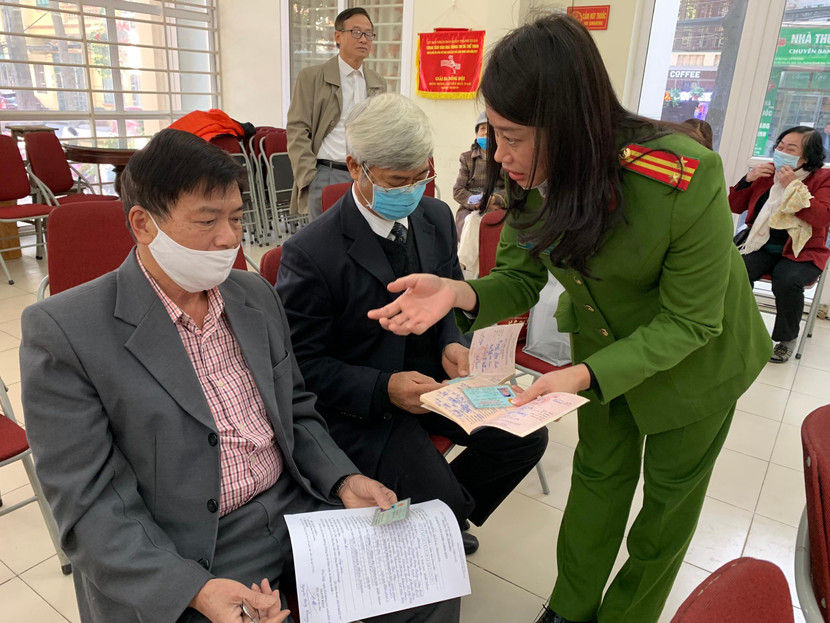 CBCS Công an Thanh Xuân, tuyên truyền, giải thích cho người dân hiểu về căn cước công dân gắn chíp mới CBCS Công an Thanh Xuân, tuyên truyền, giải thích cho người dân hiểu về căn cước công dân gắn chíp mới
