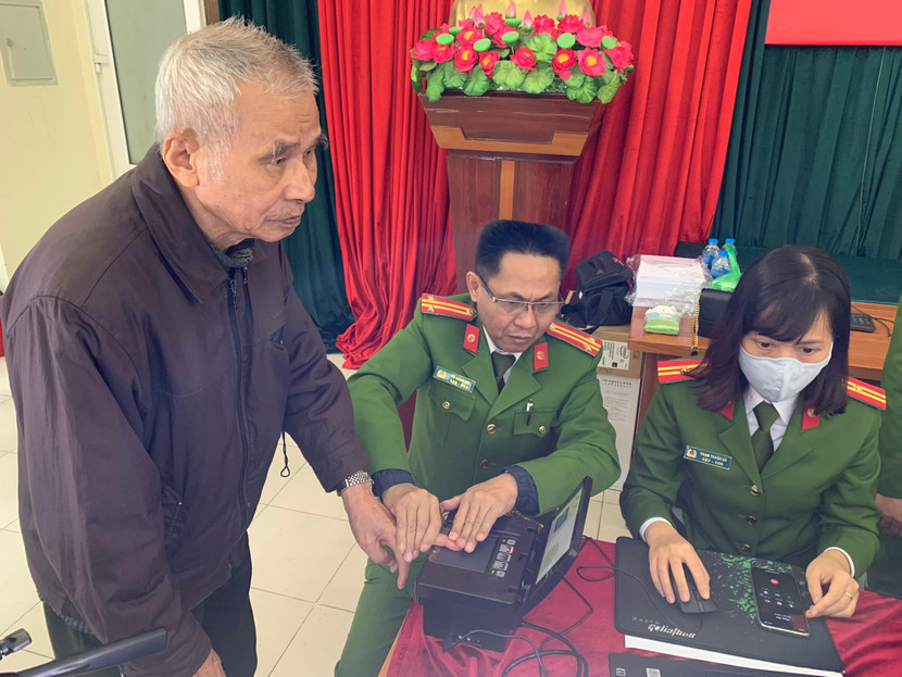 CBCS lấy vân tay tròn cho căn cước công dân gắn chíp mới CBCS lấy vân tay tròn cho căn cước công dân gắn chíp mới