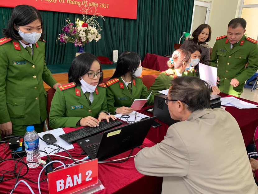 Công an quận Thanh Xuân đến khu dân cư cấp căn cước công dân tại phường Nhân Chính Công an quận Thanh Xuân đến khu dân cư cấp căn cước công dân tại phường Nhân Chính