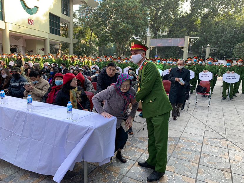 CBCS Công an quận Hai Bà Trưng hỗ trợ người dân đến cấp căn cước