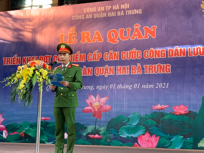 Thượng tá Trương Văn Hồng - Trưởng Công an quận Hai Bà Trưng phát biểu tại lễ ra quân