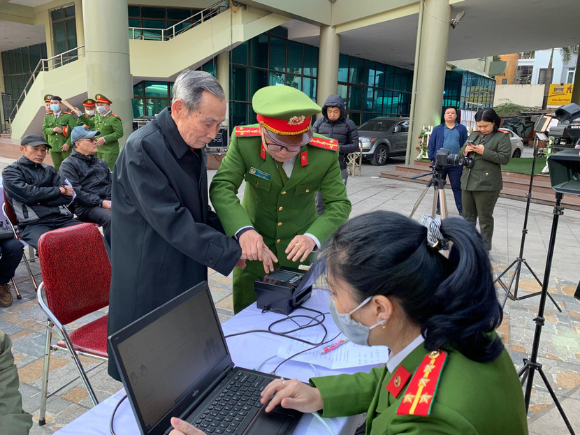 CBCS Công an quận Hai Bà Trưng nỗ lực cấp tối thiểu 14.000 căn cước công dân trước ngày 1-7-2021