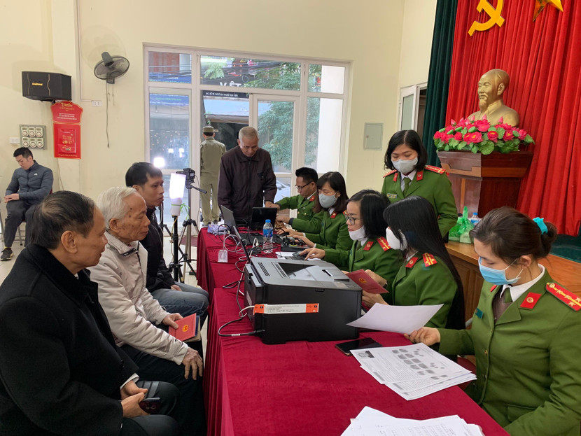 Những người dân đầu tiên làm căn cước công dân gắn chíp tại quận Thanh Xuân Những người dân đầu tiên làm căn cước công dân gắn chíp tại quận Thanh Xuân