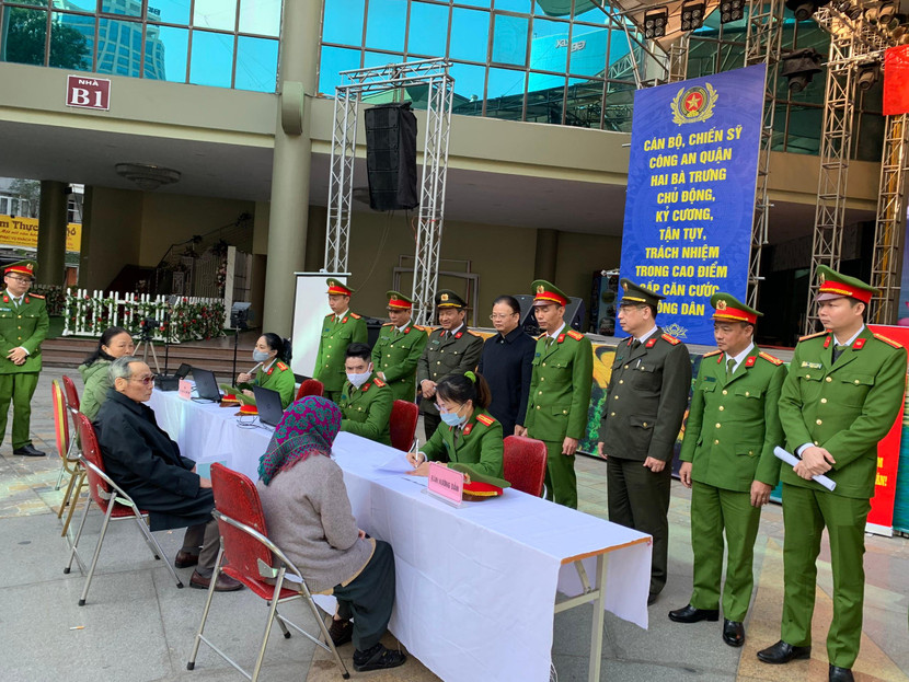 Những người dân đầu tiên cư trú trên địa bàn quận Hai Bà Trưng làm căn cước công dân gắn chíp