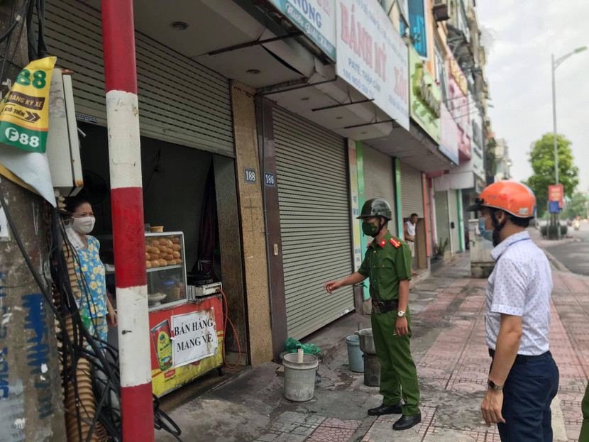 Lực lượng chức năng tuyên truyền, nhắc nhở các cơ sở kinh doanh Lực lượng chức năng tuyên truyền, nhắc nhở các cơ sở kinh doanh