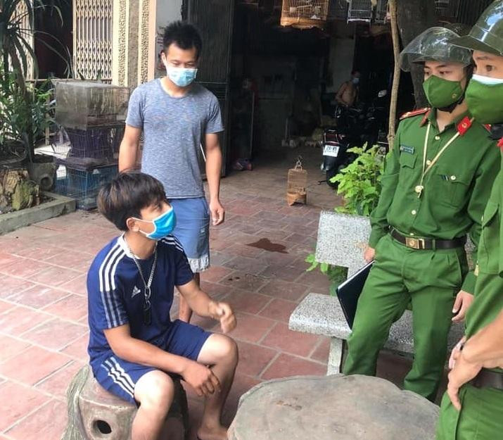 Hai nam thanh niên ra khỏi nhà đi mua chim trong ngày thực hiện giãn cách xã hội Hai nam thanh niên ra khỏi nhà đi mua chim trong ngày thực hiện giãn cách xã hội