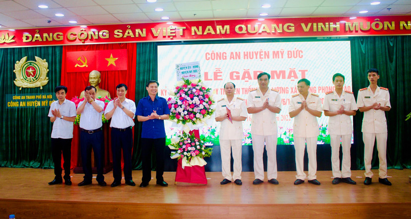Lãnh đạo huyện Mỹ Đức tặng hoa chúc mừng lực lượng xây dựng phong trào