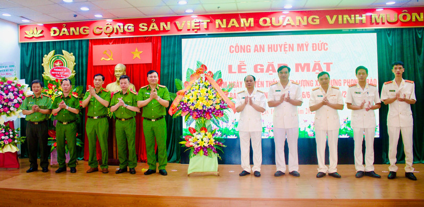 Ban Chỉ huy Công an huyện chúc mừng 55 ngày truyền thống lực lượng Xây dựng phong trào bảo vệ an ninh Tổ quốc Công an huyện Mỹ Đức