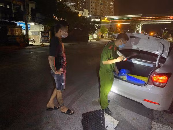 Chốt phòng chống dịch phát hiện nam thanh niên đi mua khí cười về sử dụng