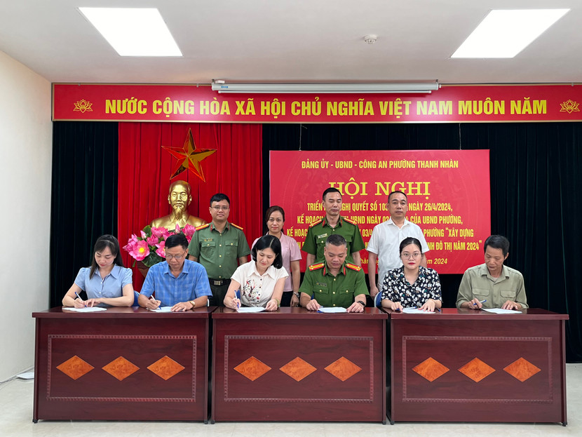 Đại diện các đơn vị, tổ chức chính trị, tổ dân phố thuộc phường Thanh Nhàn ký giao ước thi đua thực hiện xây dựng Công an phường kiểu mẫu về an ninh trật tự và văn minh đô thị Đại diện các đơn vị, tổ chức chính trị, tổ dân phố thuộc phường Thanh Nhàn ký giao ước thi đua thực hiện xây dựng Công an phường kiểu mẫu về an ninh trật tự và văn minh đô thị