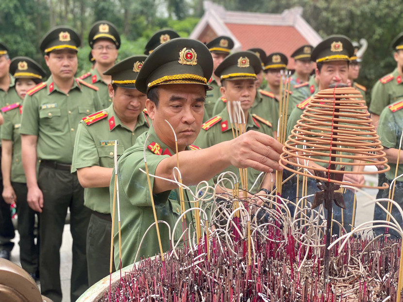 Thượng tá Văn Việt Anh - Phó Trưởng Phòng Hậu Cần, CATP dẫn đầu đoàn đại biểu dâng hương báo công trước anh linh Chủ tịch Hồ Chí Minh