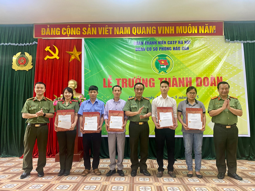 Những phần quà động viên tinh được lãnh đạo đơn vị trao đến các đoàn viên có hoàn cảnh khó khăn