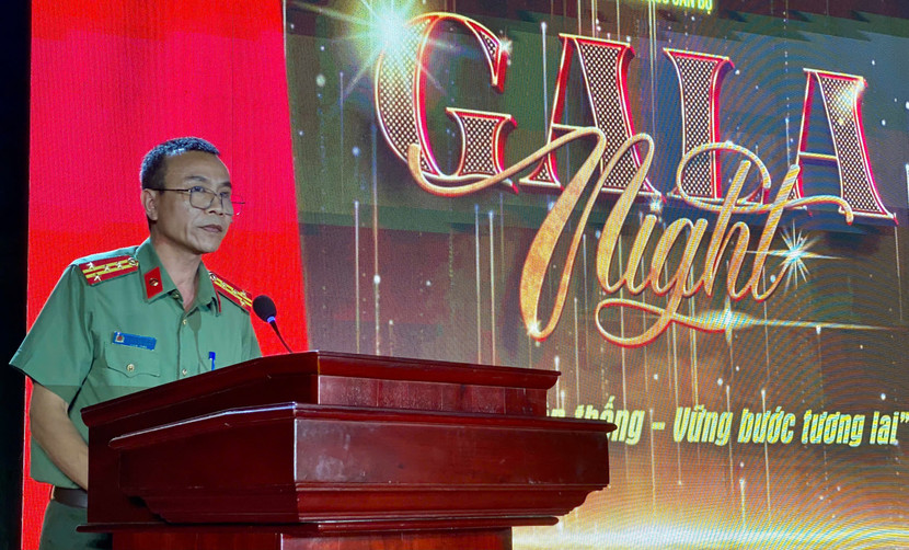 Đại tá Đoàn Ngọc Hưng - Phó trưởng phòng Tổ chức cán bộ phát biểu khai mạc đêm Gala