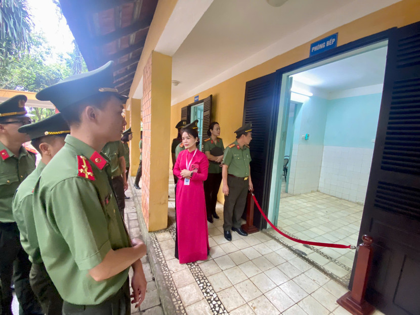 Thăm quan khu vực bếp ăn