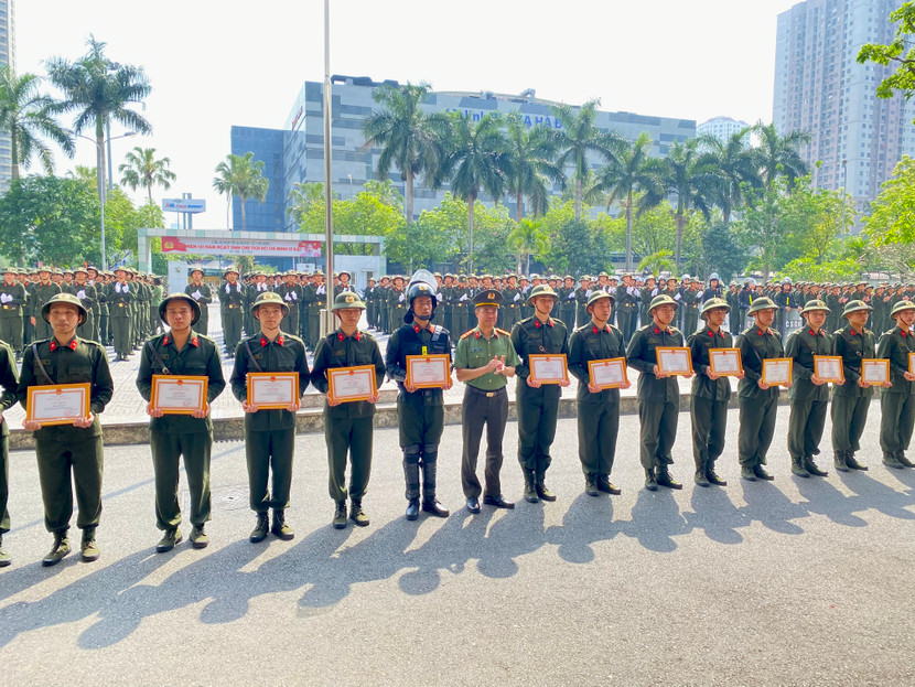 Cán bộ chiến sĩ được Công an thành phố Hà Nội khen thưởng đạt thành tích cụ thể trong các phong trào thi đua, rèn luyện tốt và đạt kết quả cao trong học tập