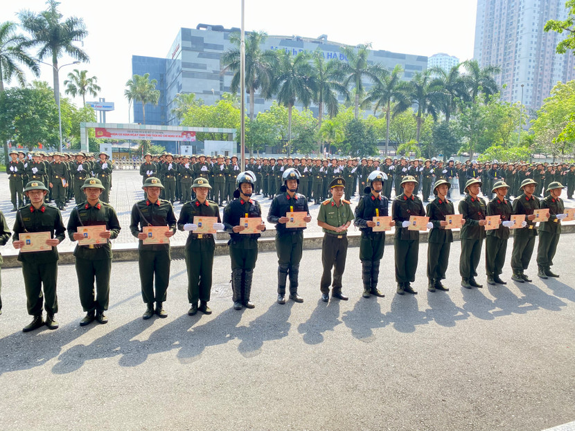 Đại tá Đoàn Ngọc Hưng - Phó Trưởng phòng Tổ chức cán bộ trao chứng chỉ cho các chiến sĩ nghĩa vụ