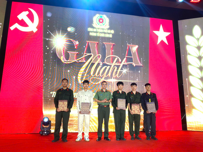 Đại tá Đoàn Ngọc Hưng - Phó Trưởng phòng tổ chức cán bộ trao những phần quà cho các chiến sỹ có hoàn cảnh đặc biệt khó khăn