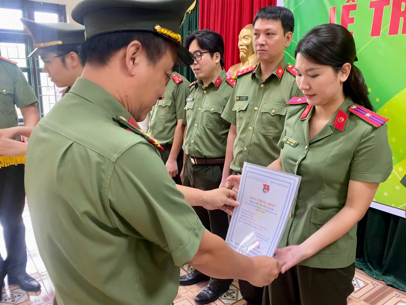 Thượng tá Văn Việt Anh - Phó Trưởng Phòng Hậu cần CATP trao giấy Chứng nhận trưởng thành Đoàn cho các cán bộ, chiến sĩ