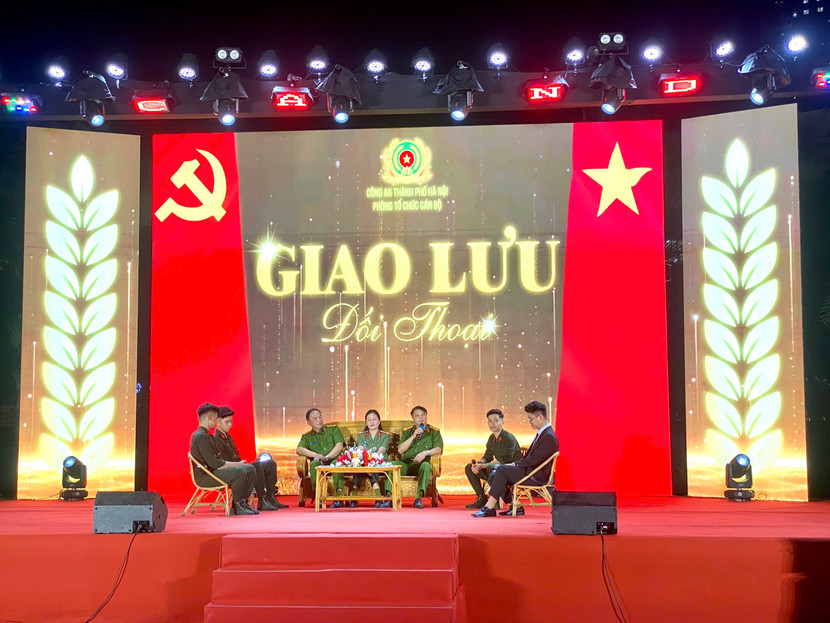 Các chiến sĩ trẻ được nghe những câu chuyện thực tế về công tác đấu tranh trấn áp các loại tội phạm