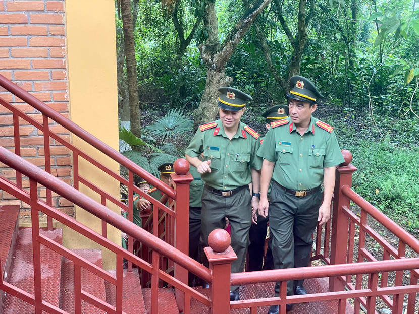 Thăm nơi làm việc và nghỉ ngơi của Bác tại tầng 2 của khu nhà