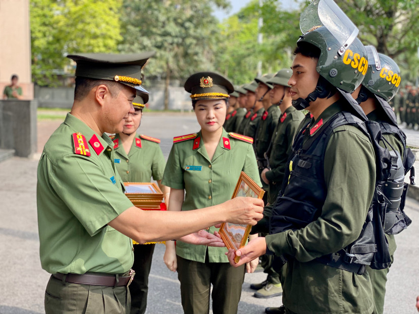 Đại tá Nguyễn Ngọc Quyền, Phó Giám đốc CATP trao giấy khen cho các chiến sĩ nghĩa vụ