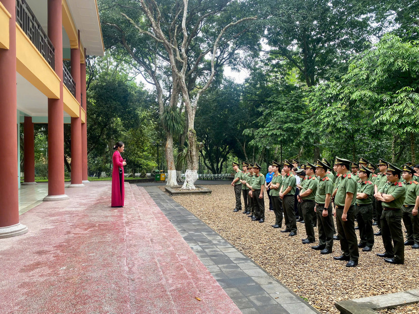 Đoàn đi thăm Nhà làm việc của Chủ tịch Hồ Chí Minh từ năm 1960-1969