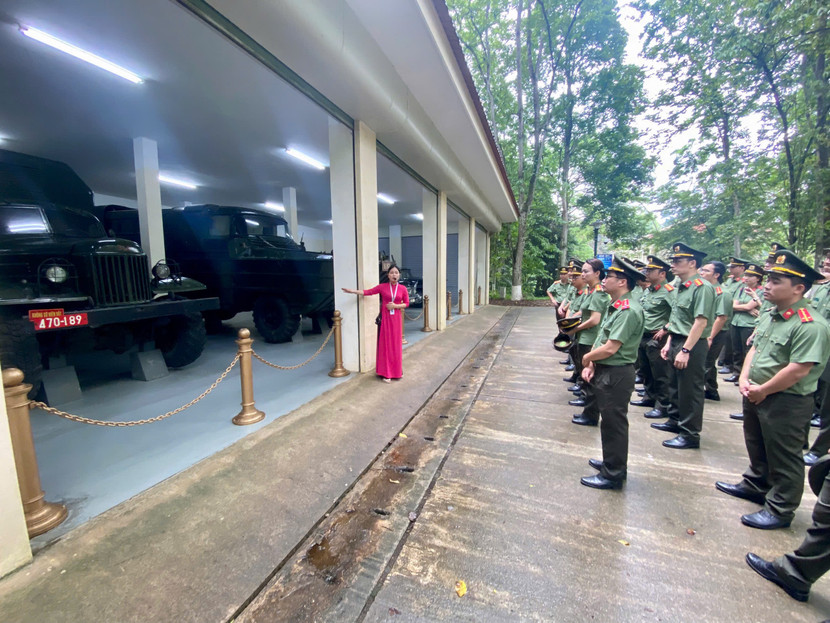 Khu nhà bảo quản 5 chiếc xe ô tô đặc chủng, từng phục vụ việc vận chuyển thi hài Bác Hồ