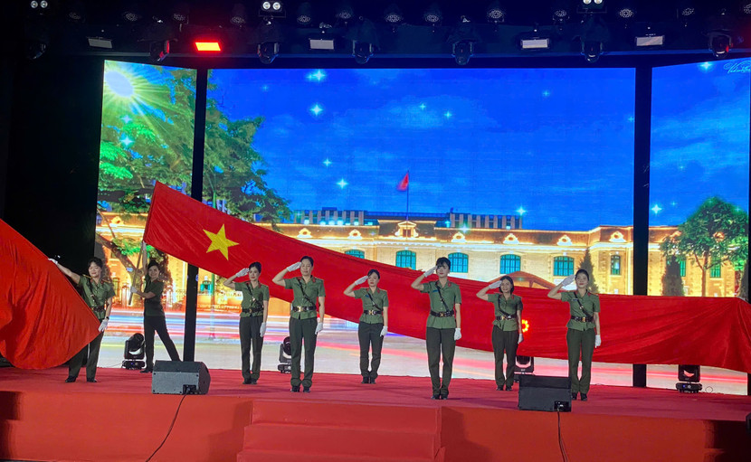 Các giáo viên Trung tâm Huấn luyện và Bồi dưỡng nghiệp vụ - Phòng Tổ chức cán bộ thể hiện tiết mục nhảy mashup “Nụ cười em nữ chiến sĩ Công an Thủ đô - Tự hào người chiến sĩ Công an nhân dân”