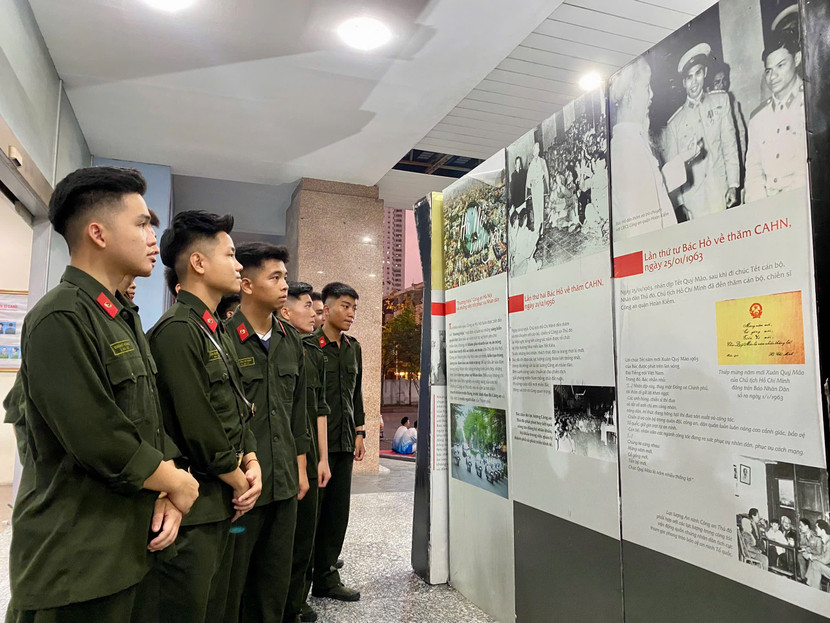 Hơn 600 chiến sĩ khoá 2025 được tìm hiểu và tham quan các hình ảnh dấu mốc quan trọng của dân tộc