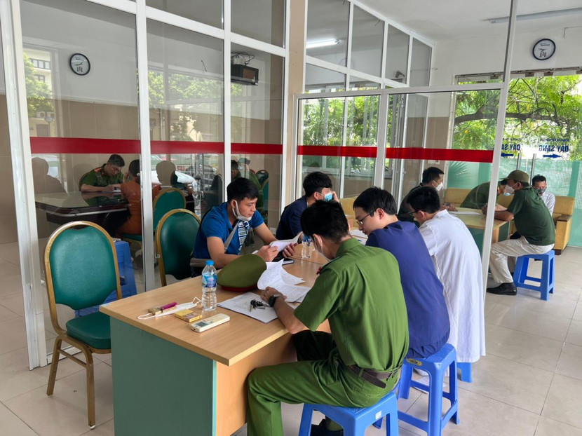 Phòng trực giải quyết các tin báo về an ninh trật tự tại bệnh viện Bạch Mai luôn có lực lượng Công an ứng trực Phòng trực giải quyết các tin báo về an ninh trật tự tại bệnh viện Bạch Mai luôn có lực lượng Công an ứng trực