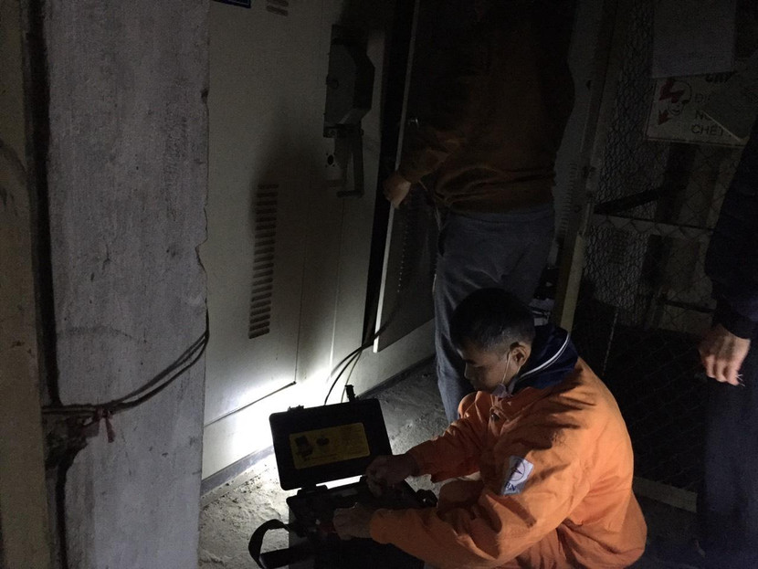 Công nhân Công ty Điện lực Ba Đình bảo dưỡng thiết bị điện tại trạm biến áp 27-7